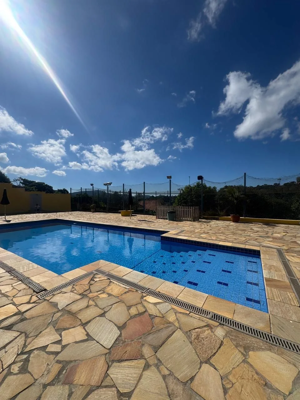 Piscina e área externa arborizada da Vida Limpa Prime